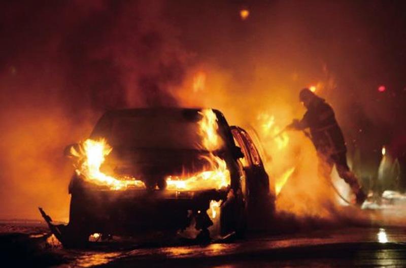 Φωτιά σε σταθμευμένο όχημα στην Αραδίππου – Εκτεταμένες ζημιές