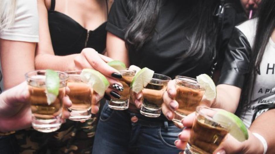 Αλλάζουν τη νομοθεσία για το αλκοόλ – Τέρμα τα ποτά για ανήλικους