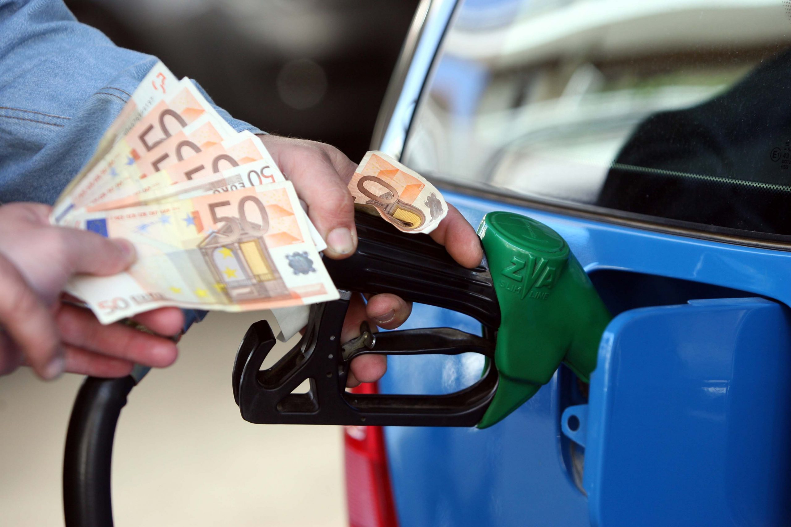 Και πρόστιμο για την ευρωπαϊκή οδηγία και αυξήσεις φωτιά στα καύσιμα