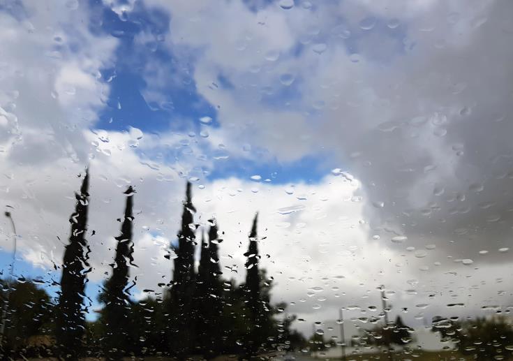 Βροχερό το σκηνικό του καιρού – Σκόνη στην ατμόσφαιρα