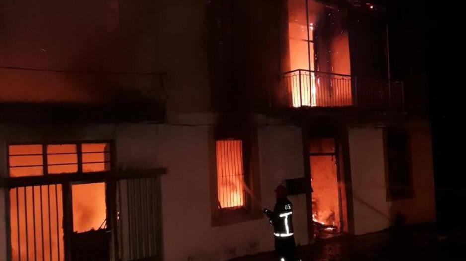 Φωτιά σε σπίτι στη Λάρνακα – Πυκνοί καπνοί “έπνιξαν” και την διπλανή πολυκατοικία