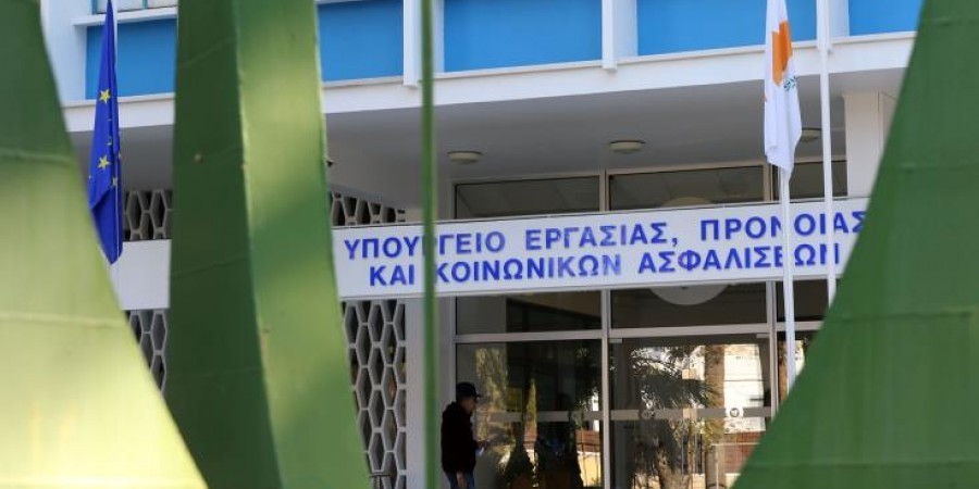 Το Υπουργείο Εργασίας διευκρινίζει όσα πρέπει να ξέρετε για επιδόματα/άδειες