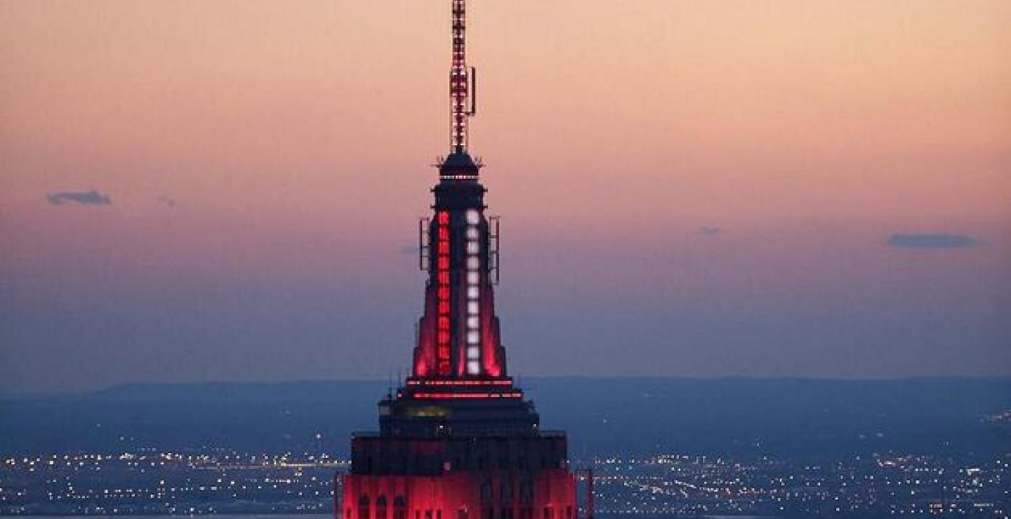 To Empire State Building φωτίστηκε στα χρώματα των ασθενοφόρων