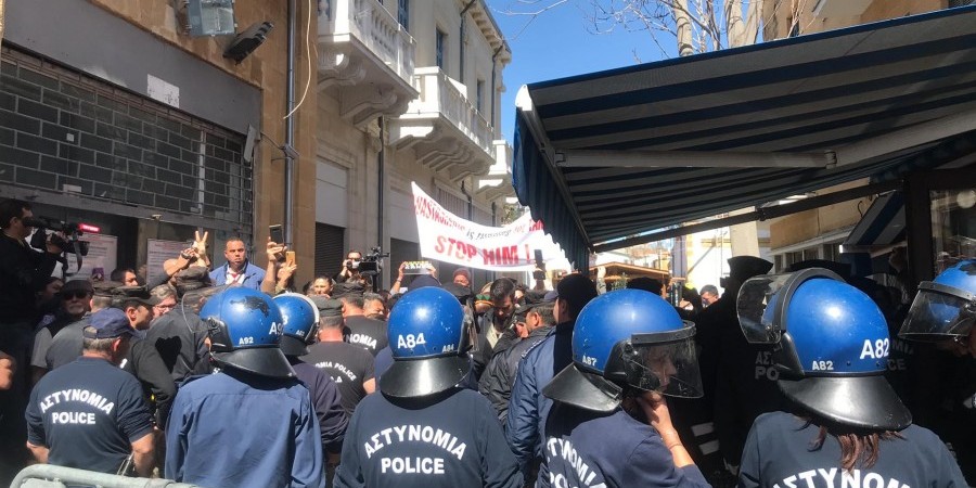 Επεισόδια ξανά στο οδόφραγμα της Λήδρας – στο νοσοκομείο ένας αστυνομικός (ΦΩΤΟ-ΒΙΝΤΕΟ)