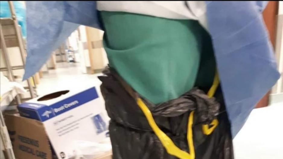 Νοσηλευτές με σακούλες σκουπιδιών στα πόδια λόγω έλλειψης αναλώσιμων