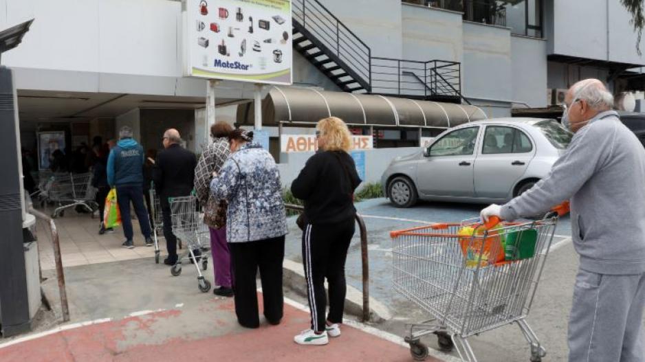 Αστυνομία: Αποφύγετε τον συνωστισμό έξω από υπεραγορές, φούρνους και φαρμακεία