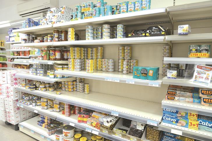Aδειάζουν τα ράφια των υπεραγορών