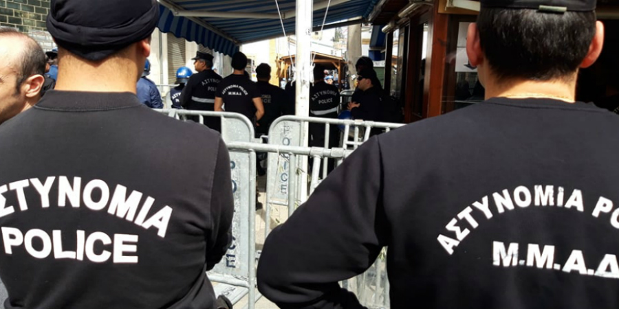 ΟΔΟΦΡΑΓΜΑ – ΛΗΔΡΑΣ: Ισχυρές αστυνομικές δυνάμεις στο σημείο – Μαζεύονται Τ/Κύπριοι διαδηλωτές – ΦΩΤΟΓΡΑΦΙΕΣ