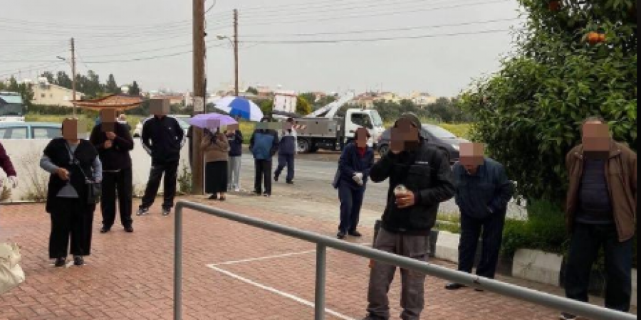 Ουρές και σήμερα έξω από Τράπεζες, παρά τα αυστηρότερα μέτρα