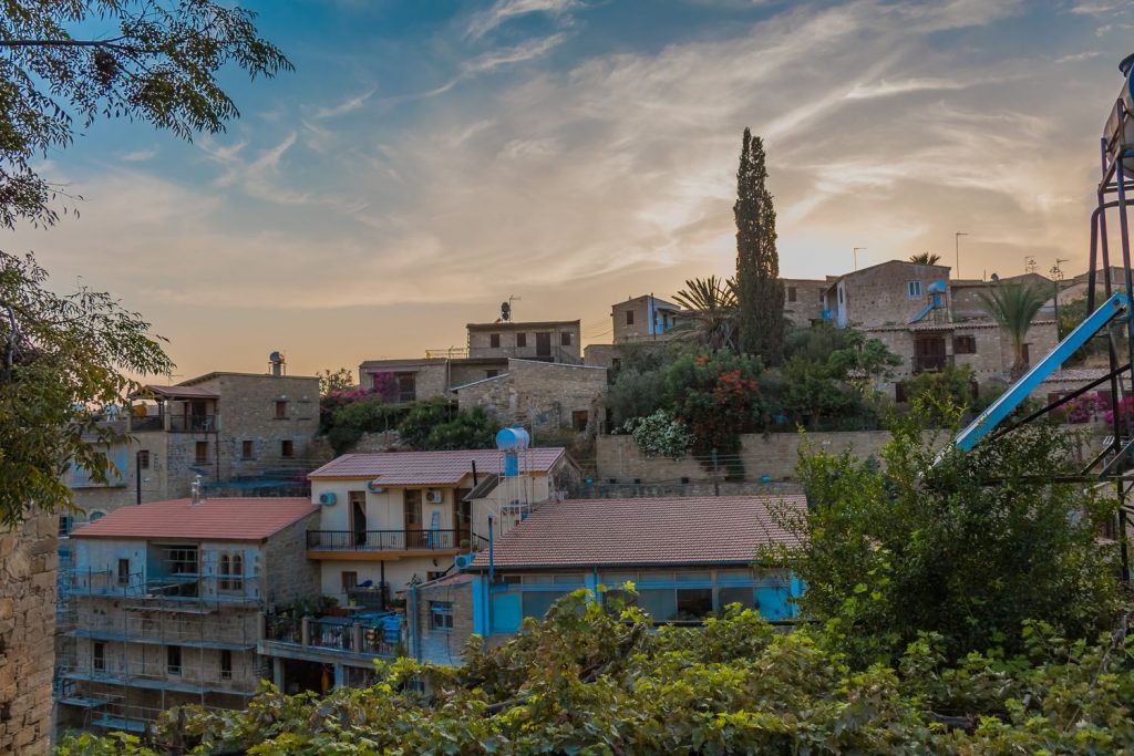 Λύματα κατακλύζουν τις οικίες στην Τόχνη