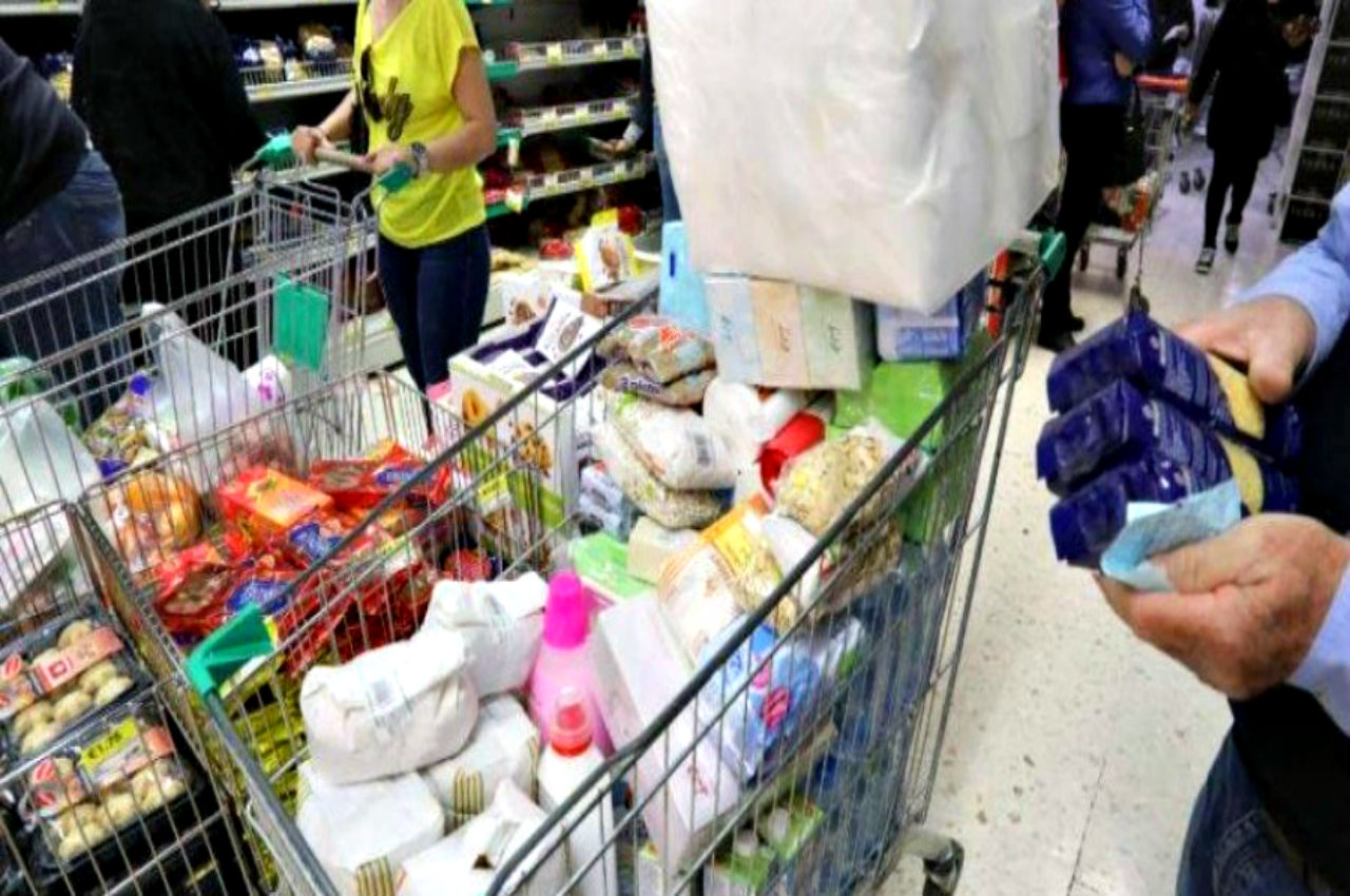 Ουρές έξω από τις υπεραγορές για τα ψώνια του Πάσχα