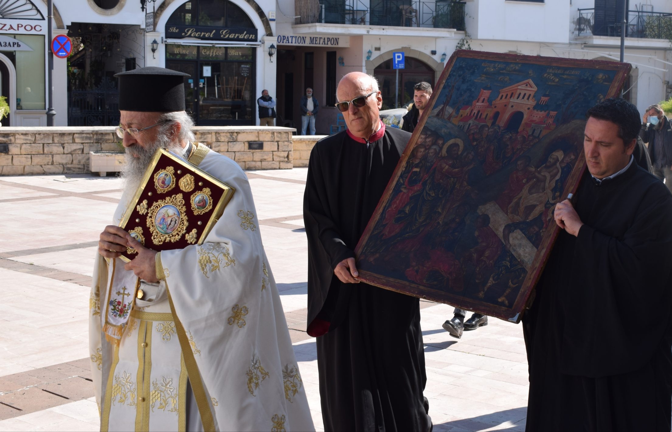 Αποκλειστικό βίντεο από την περιφορά της εικόνας του Αγίου Λαζάρου στο προαύλιο της εκκλησίας