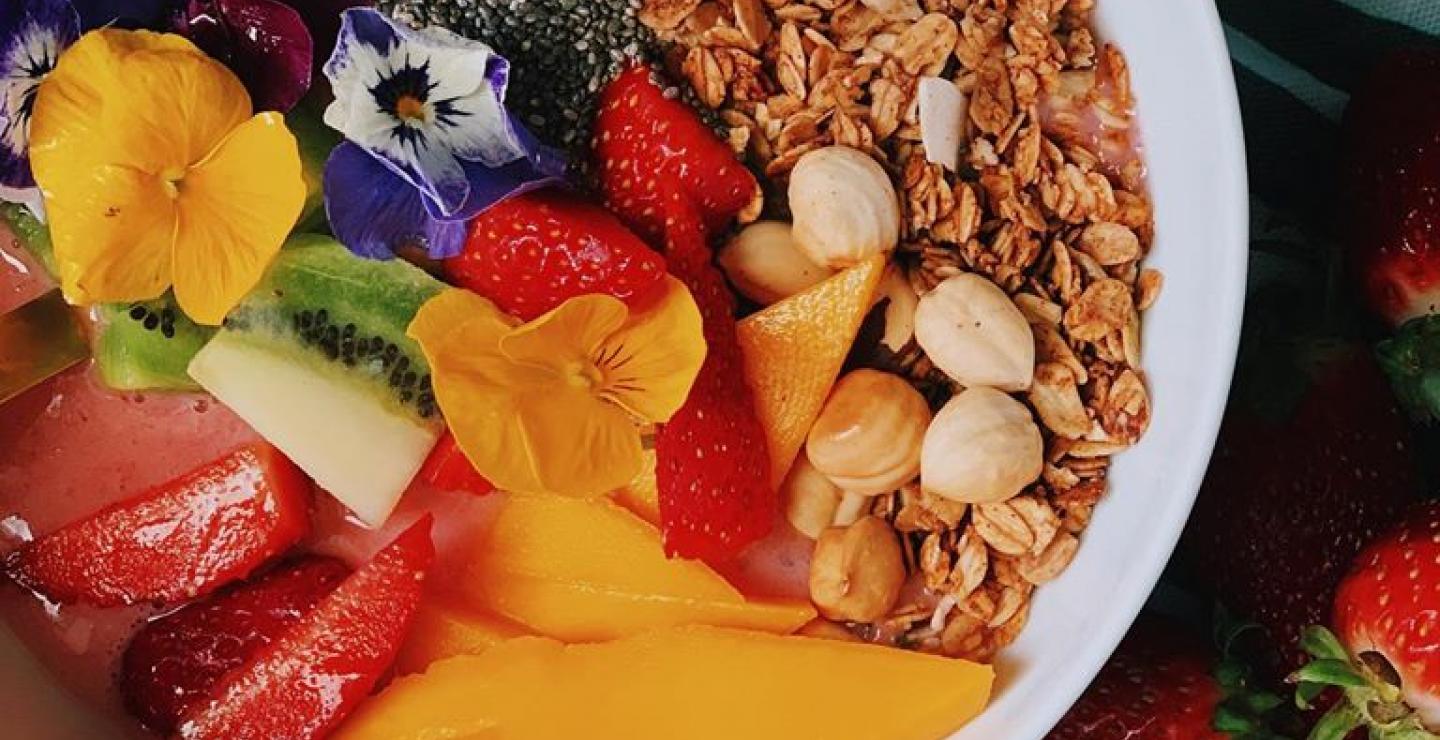 Φτιάξε για πρωϊνό υγιεινό smoothie bowl με φράουλες και μπανάνα