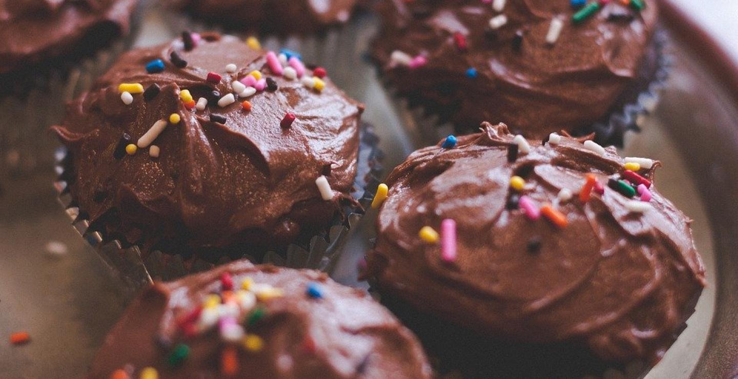 Υπέροχα μαλακά cupcakes με γέμιση και επικάλυψη σοκολάτας