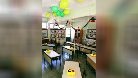 ΛΑΡΝΑΚΑ:Στόλισε την τάξη με μπαλόνια και πολύχρωμες κορδέλες για να μετριάσει το “σοκ”