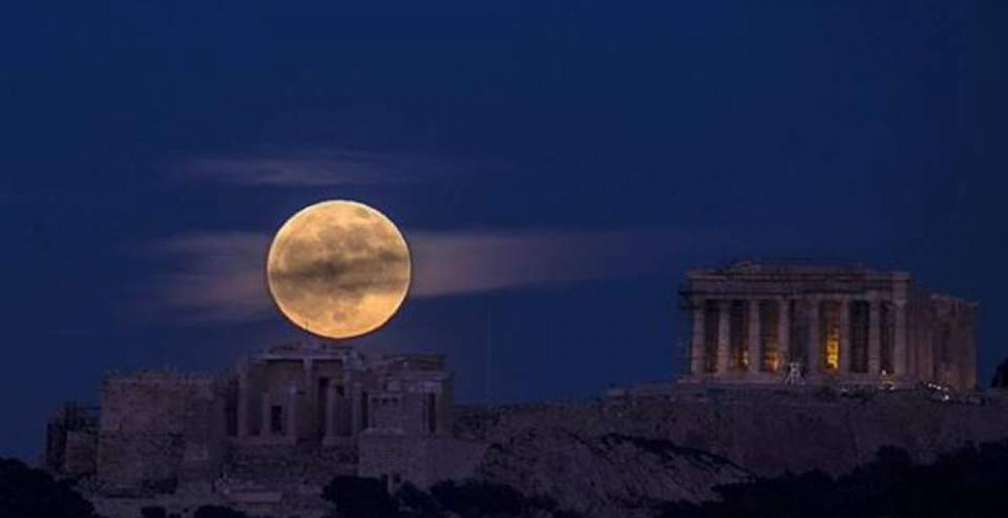 Η μαγευτική φωτογραφία του National Geographic με το φεγγάρι πάνω από την Ακρόπολη