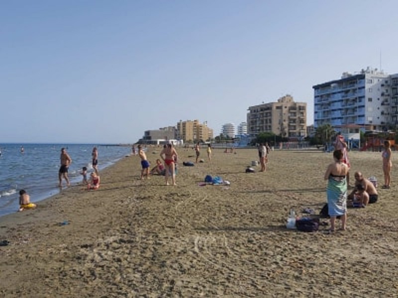 Ανοίγουν νωρίτερα παραλίες, εκκλησίες, πρακτορεία – Όλα αναλυτικά