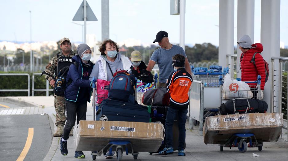 Κατηγοριοποιούνται τουρίστες για τεστ και στήνονται ξενοδοχεία καραντίνας (VID)