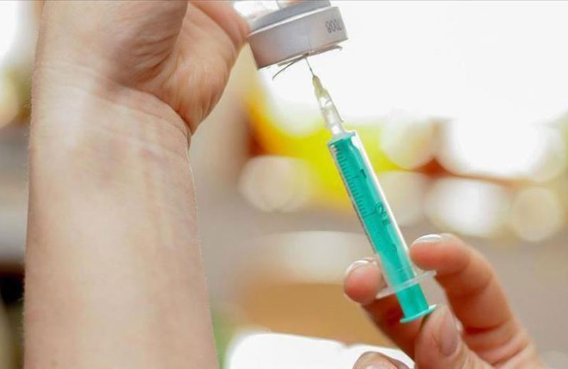 Ελπιδοφόρα τα πρώτα αποτελέσματα από το εμβόλιο της Οξφόρδης