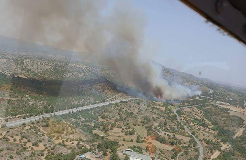 Κόρνος: Πυρκαγιά στον αυτοκινητόδρομο – Έκλεισαν το δρόμο… (photos)