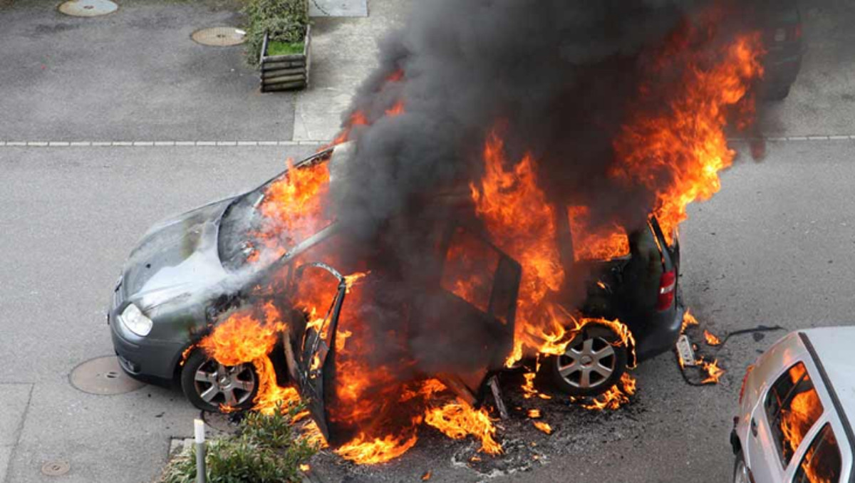 Όχημα στη Λάρνακα προσέκρουσε σε δέντρο και ξέσπασε φωτιά-Στο νοσοκομείο δύο πρόσωπα