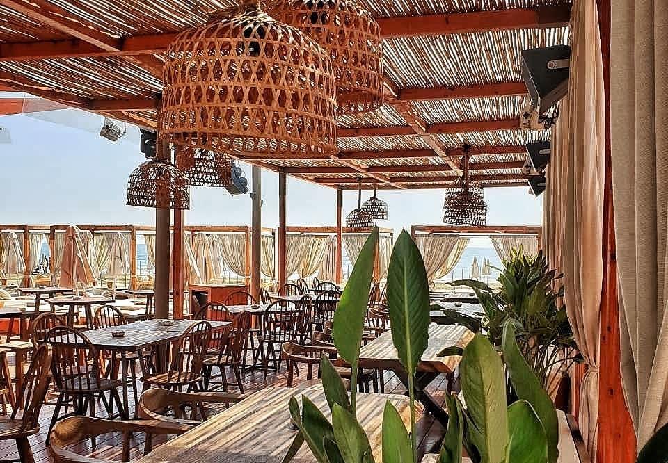 3 υπέροχα beach bars στη Λάρνακα για να πας το 3ήμερο