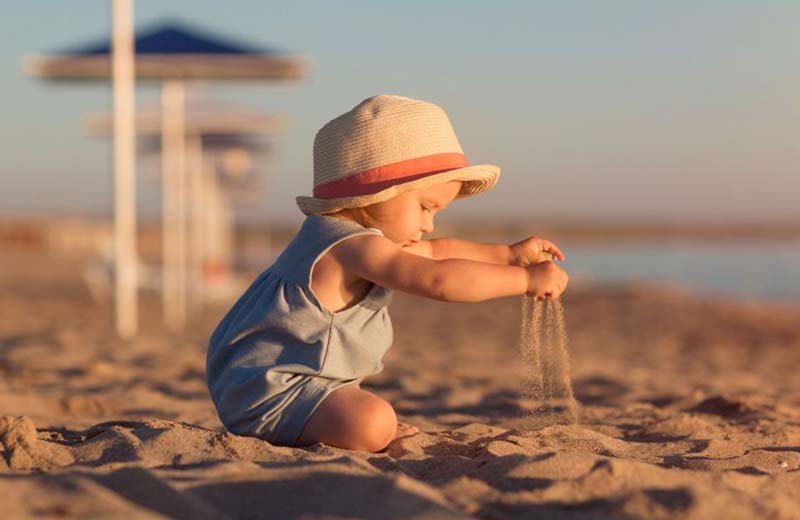 Οι ιδανικές ώρες για μικρά παιδιά στις παραλίες είναι αυτές…