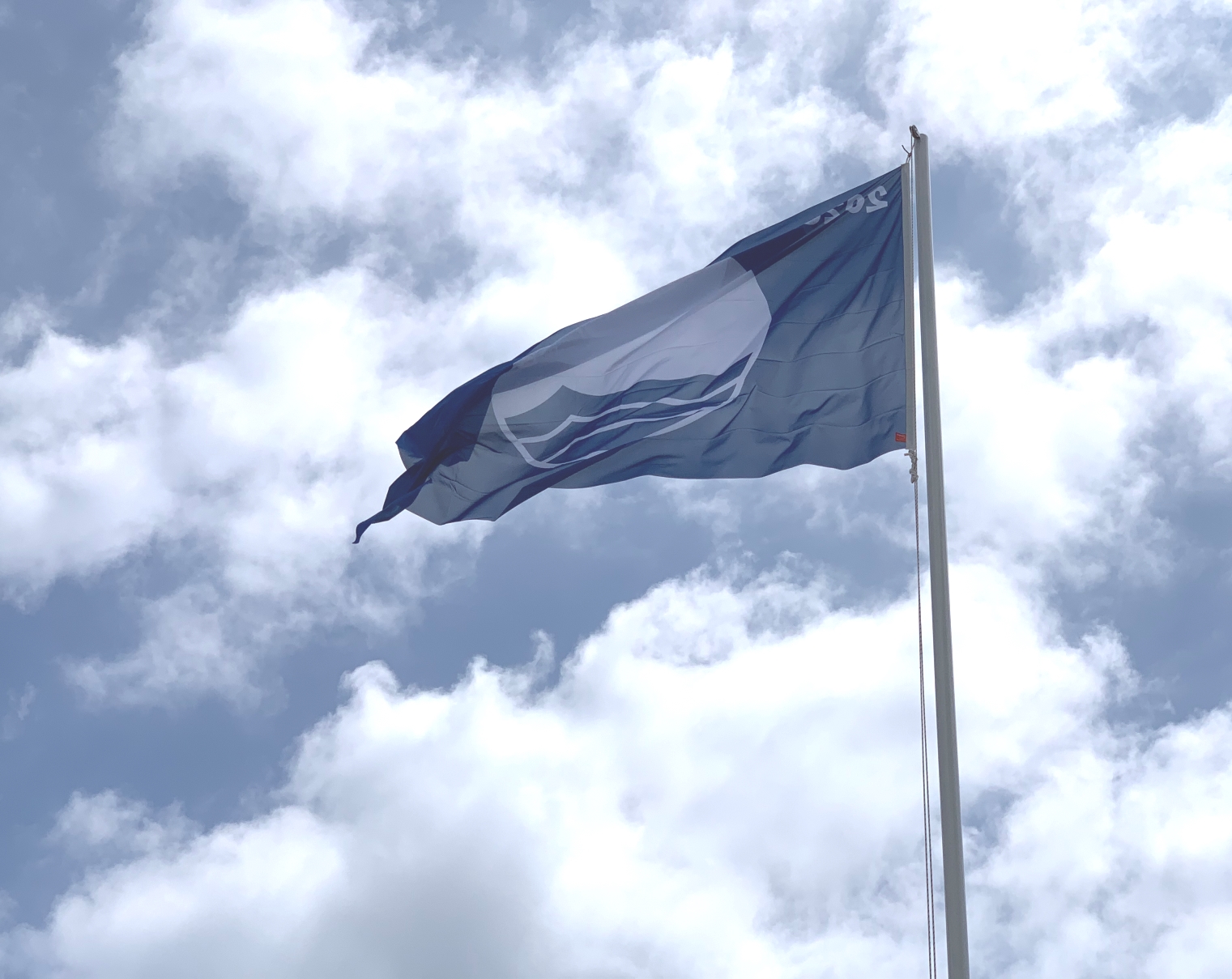 Έγινε η έπαρση της Γαλάζιας Σημαίας στην ακτή Μακένζυ