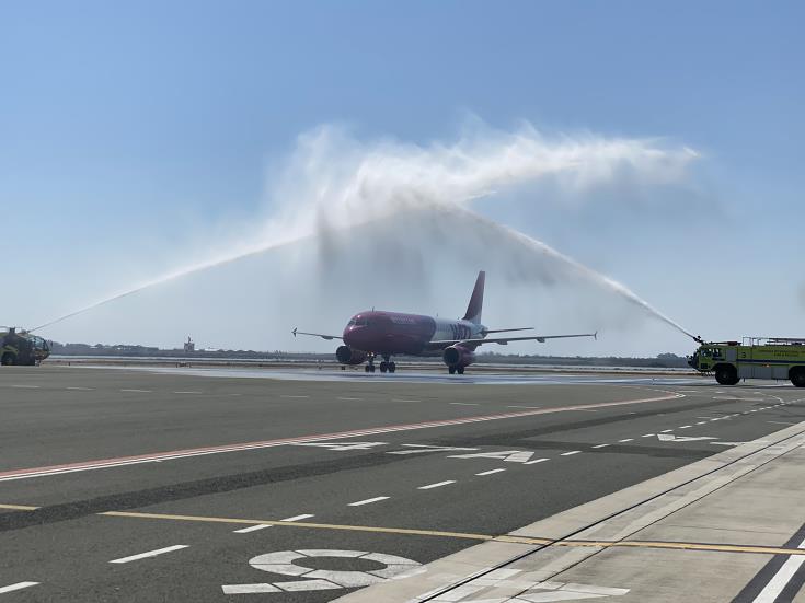 ΛΑΡΝΑΚΑ:Με υδάτινες αψίδες υποδέχτηκαν πτήσεις της Wizz Air  (ΦΩΤΟ)