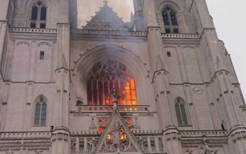 Γαλλία: Φωτιά στον καθεδρικό ναό του Αγίου Πέτρου – Αγίου Παύλου (βίντεο)