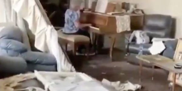 Βηρυτός: Συγκινητικό βίντεο με ηλικιωμένη να παίζει πιάνο στο κατεστραμμένο της σπίτι