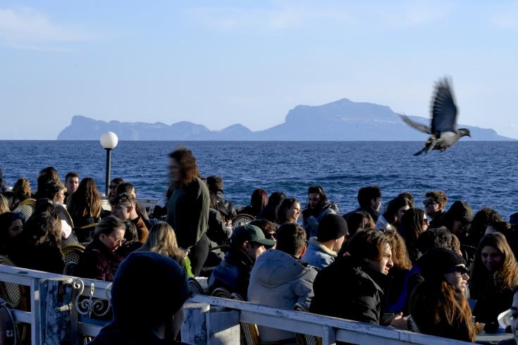 Εξαπλώστε το κέφι, μην εξαπλώνετε τον ιό, λέει ο επικεφαλής του ΠΟΥ Ευρώπης στους νέους