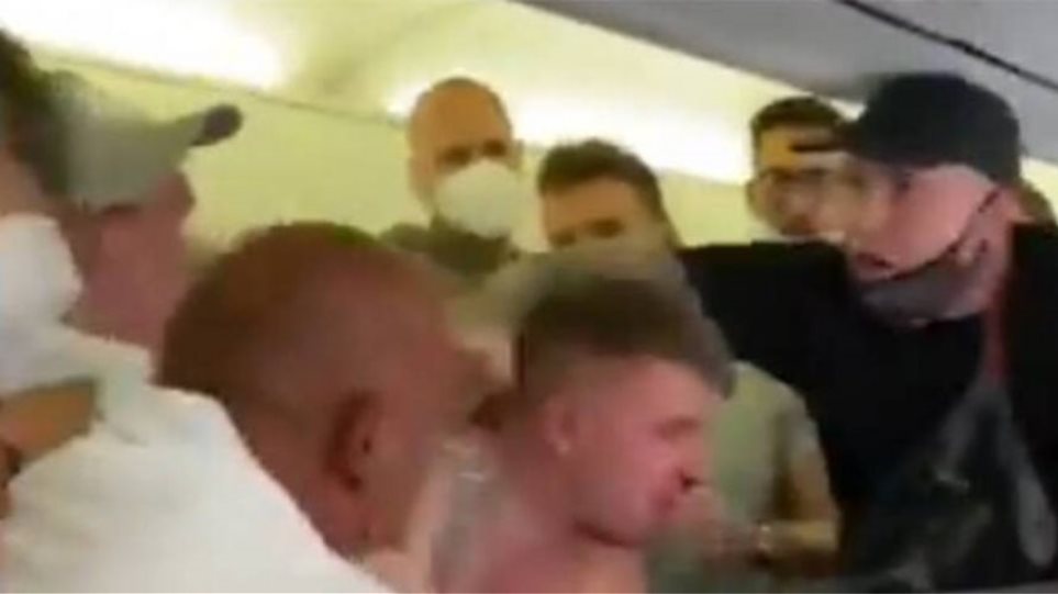 Μεθυσμένοι επιβάτες αεροπλάνου αρνήθηκαν να φορέσουν μάσκα και… πιάστηκαν στα χέρια (video)