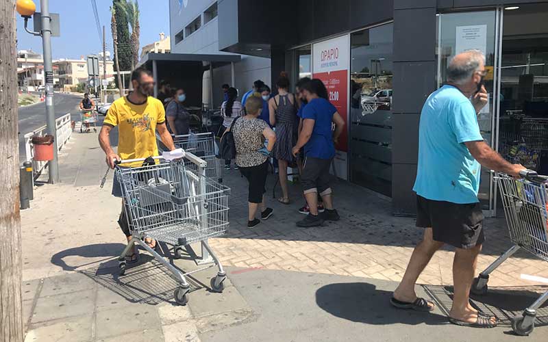 Λάρνακα: Σειρά έξω από την υπεραγορά για να περάσουν από τεστ κορωνοϊού