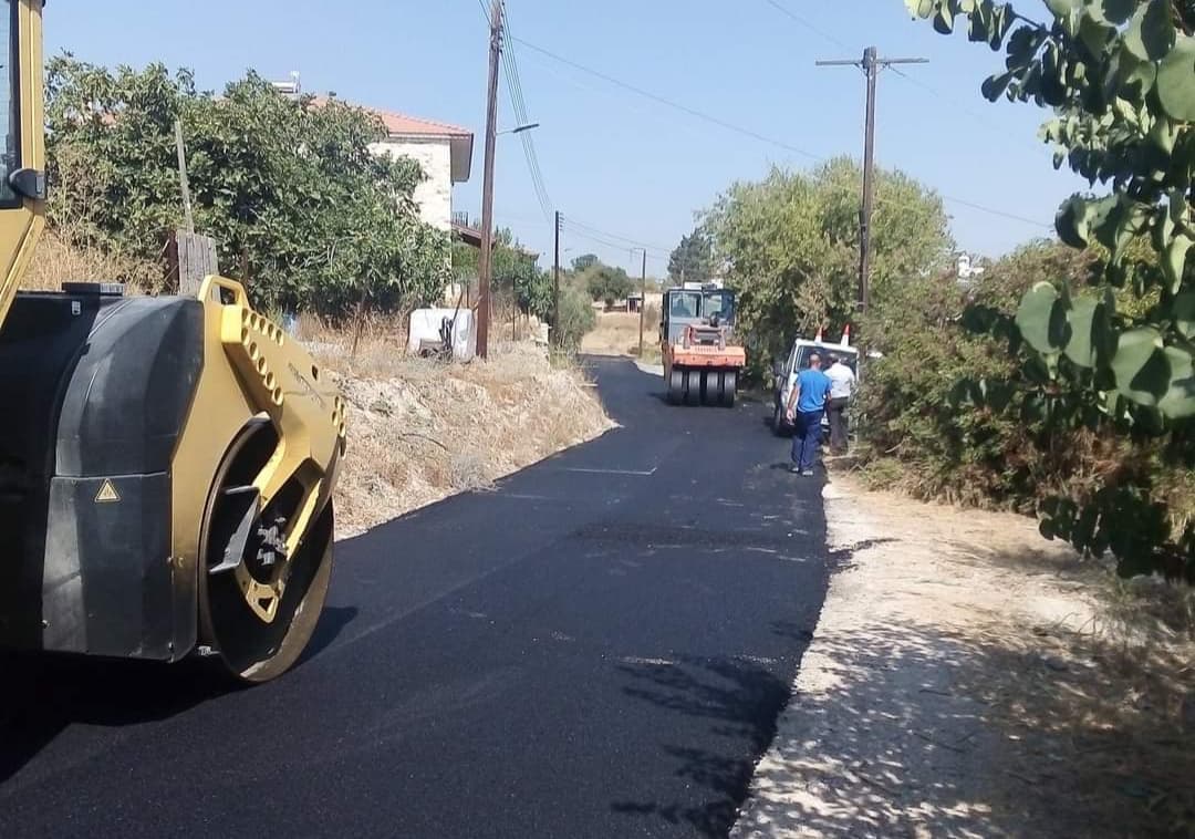 Ο Δήμος Λευκάρων ασφαλτοστρώνει τους δρόμους του  (φώτο)