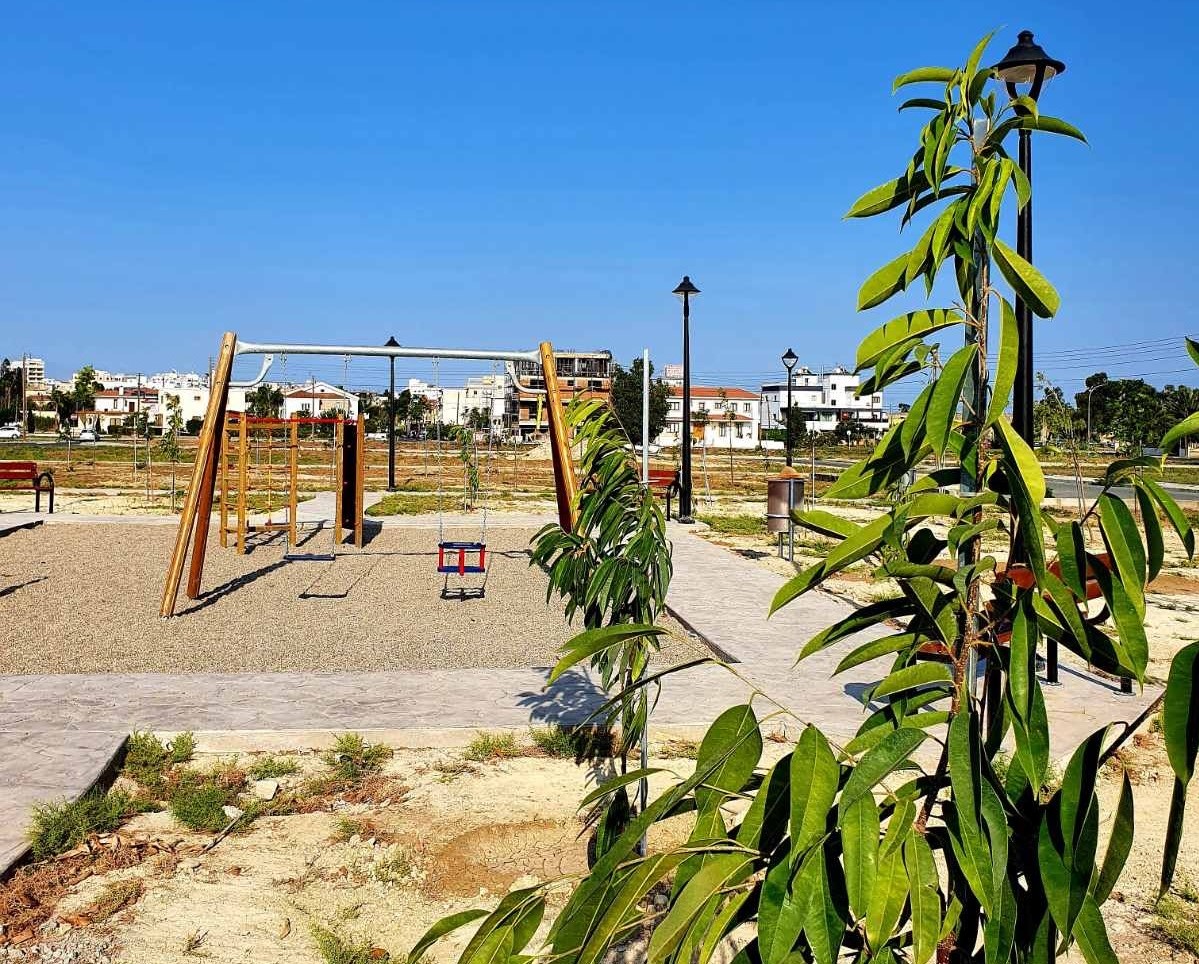 Ένα νέο πάρκο στην Οδό Στεφανίδη στη Λάρνακα από το Δήμο της πόλης (φώτο)