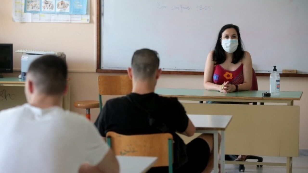 Χωρίς μάσκα οι εκπαιδευτικοί, αλλά υπό όρους