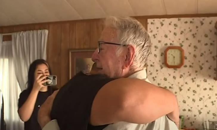 Συγκινητικό: Ένας 89χρονος ντελιβεράς λαμβάνει φιλοδώρημα 12.000 δολαρίων (βίντεο)