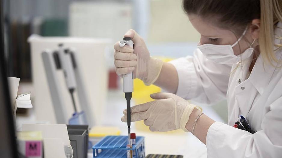 Η ανακοίνωση της AstraZeneca για το “πάγωμα” των κλινικών δοκιμών του εμβολίου