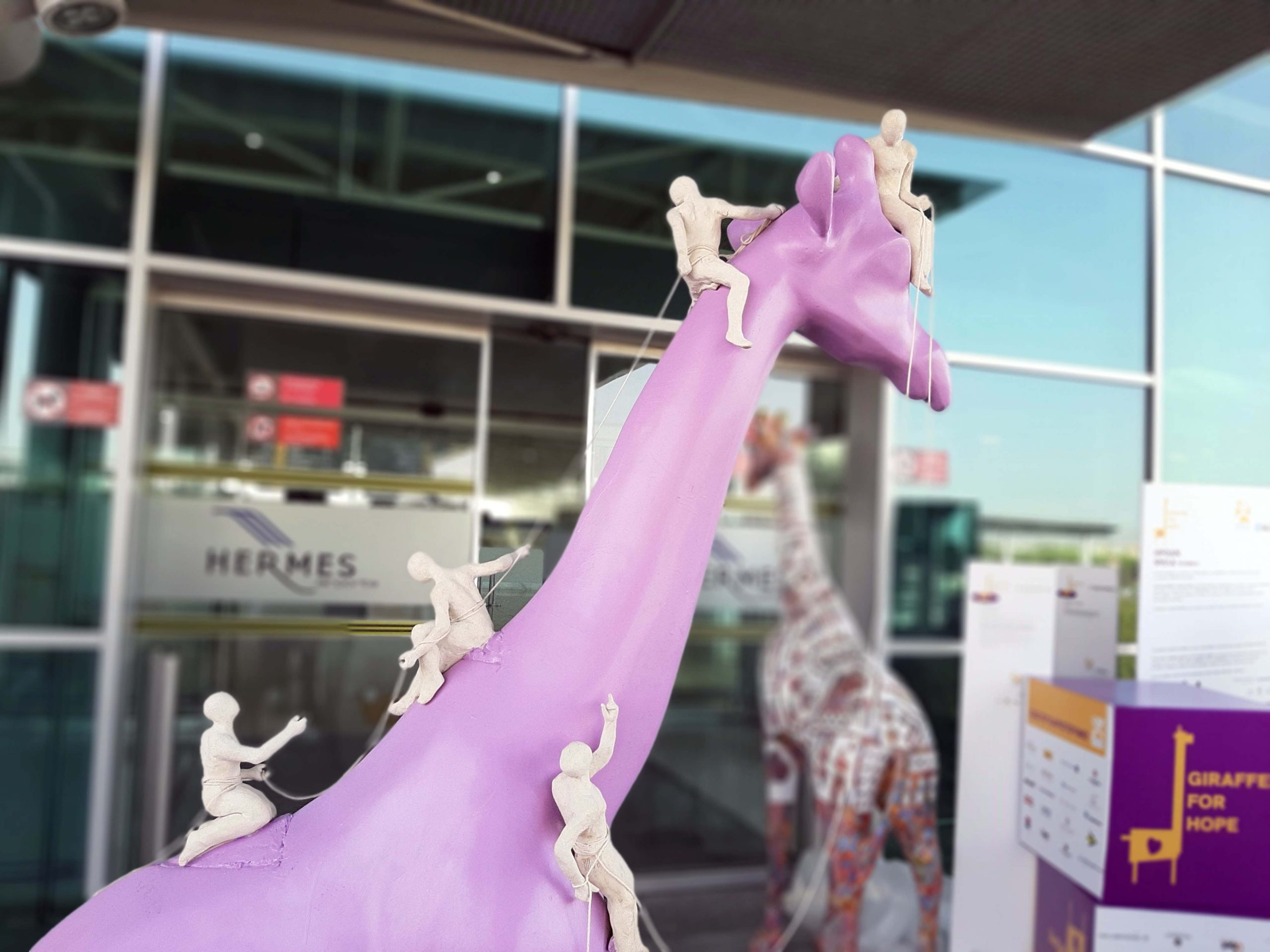 Η Hermes Airports φιλοξενεί την έκθεση «Giraffes for Hope» στο αεροδρόμιο Λάρνακας
