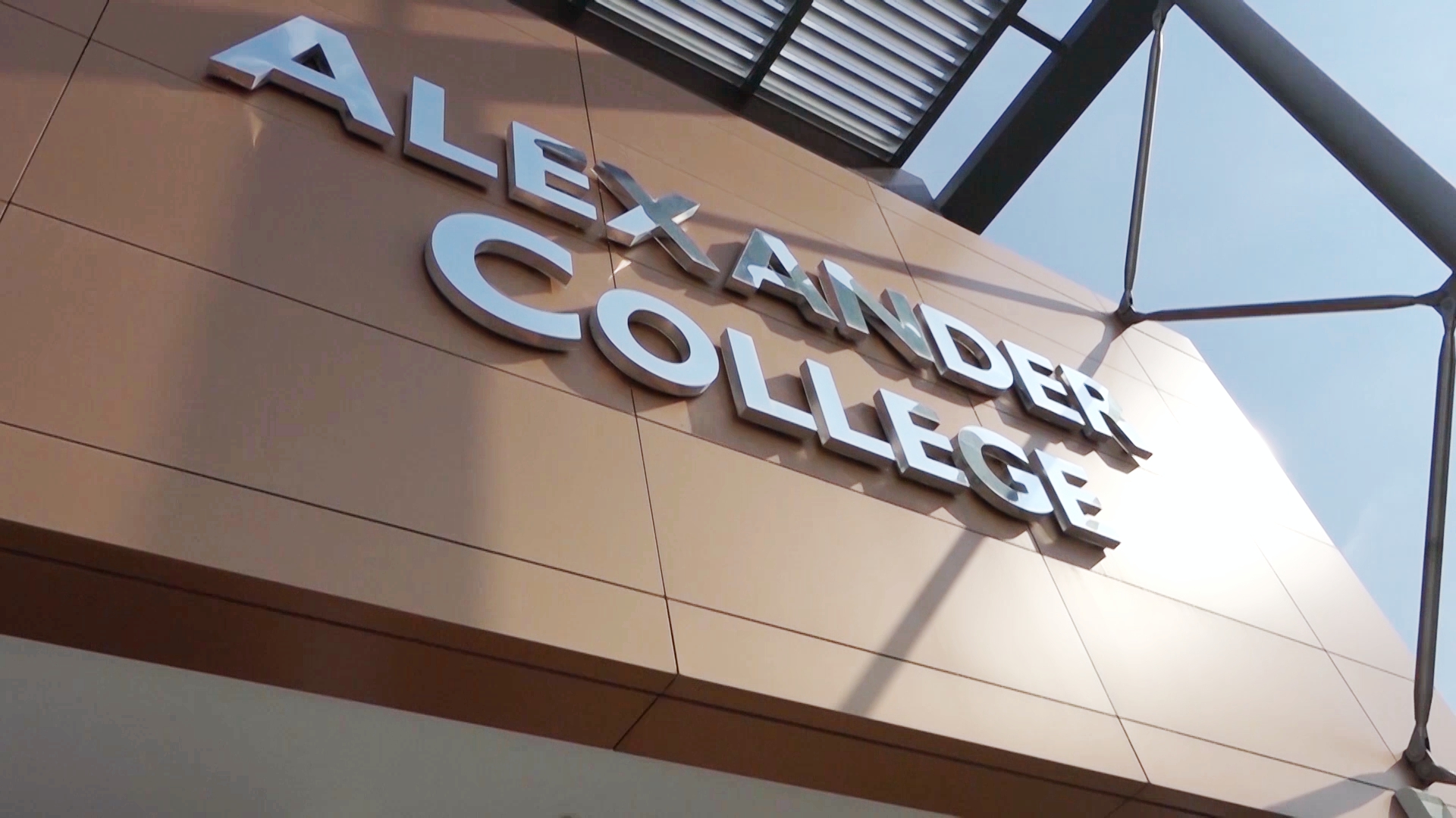 Με εξ αποστάσεως μαθήματα συνεχίζει το χειμερινό εξάμηνο το Alexander College