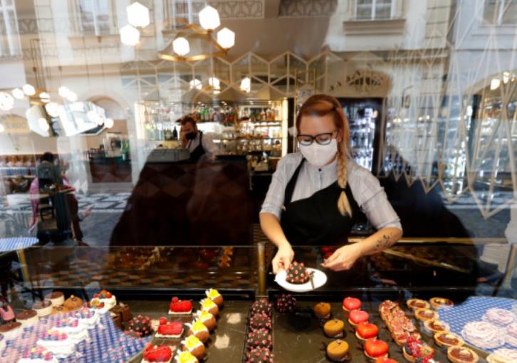 Γλυκό σε σχήμα κορωνοϊού έγινε viral στην Πράγα (εικ.&βίντεο)