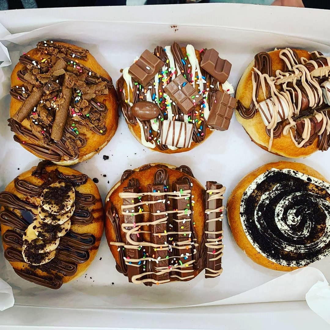 Σε αυτό το μαγαζί της Λάρνακας μπορείς να φτιάξεις donut όπως εσύ το θέλεις!