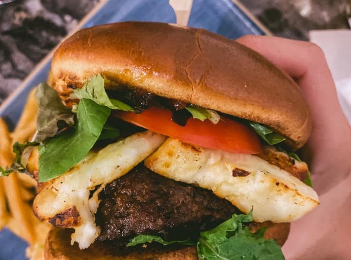 Ξέρουμε που θα βρεις στη Λάρνακα αυτό το burger με χαλούμι