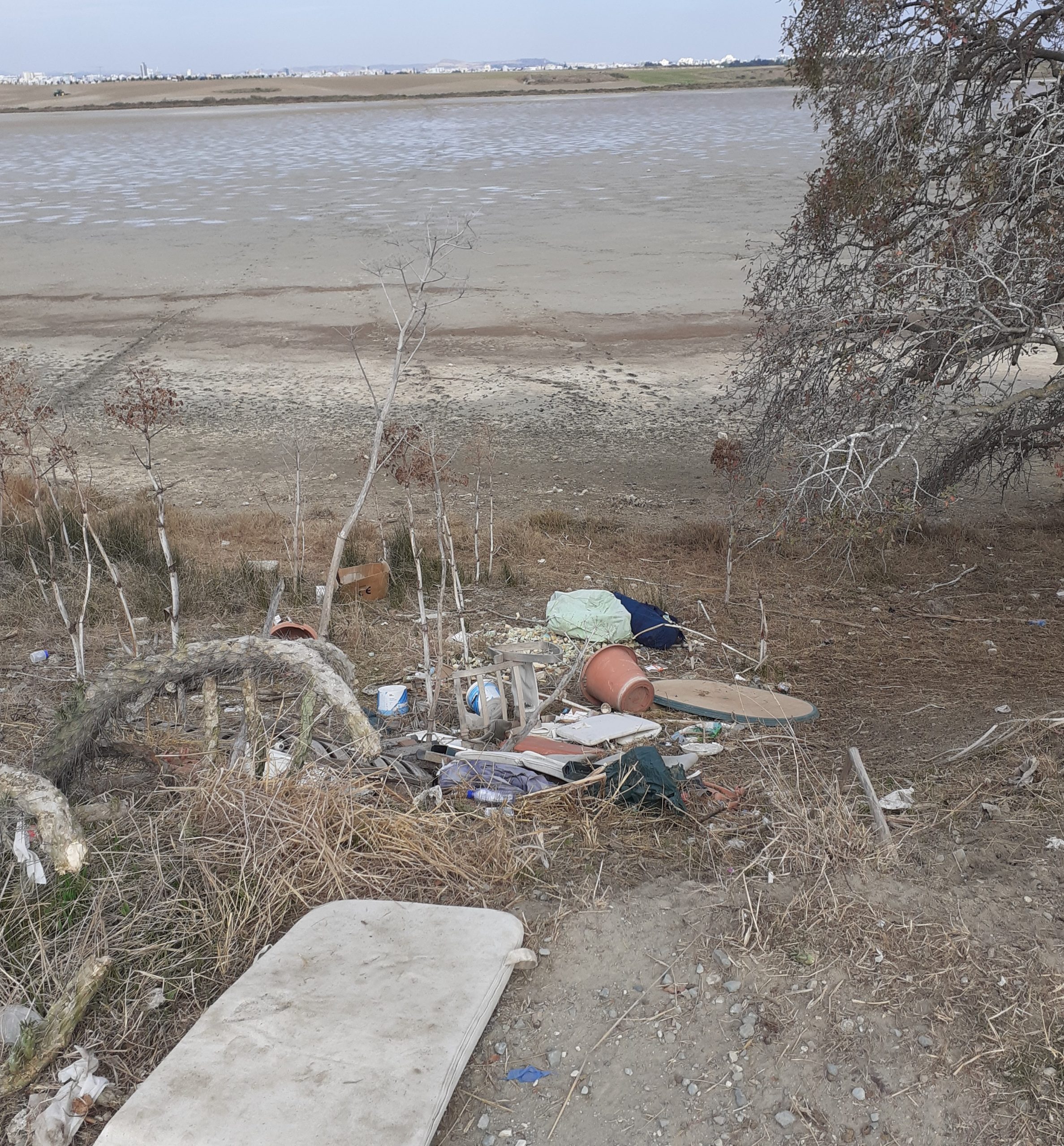 Ασυνείδητοι ρυπαίνουν τις Αλυκές της Λάρνακας (φώτο)