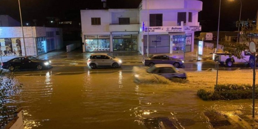 Πλημμύρισαν δρόμοι από έντονα καιρικά φαινόμενα στην ελεύθερη Αμμόχωστο