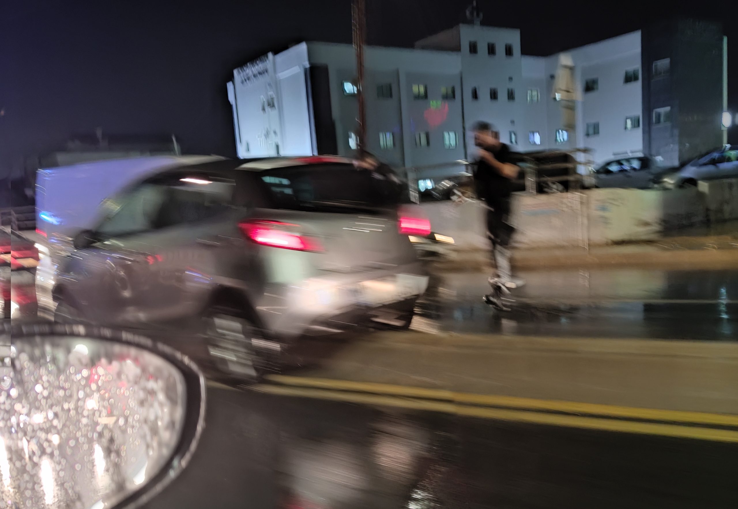 ΛΑΡΝΑΚΑ: Αυτοκίνητο ακινητοποιήθηκε στην νησίδα της Λεωφόρου Γιάννου Κρανιδιώτη