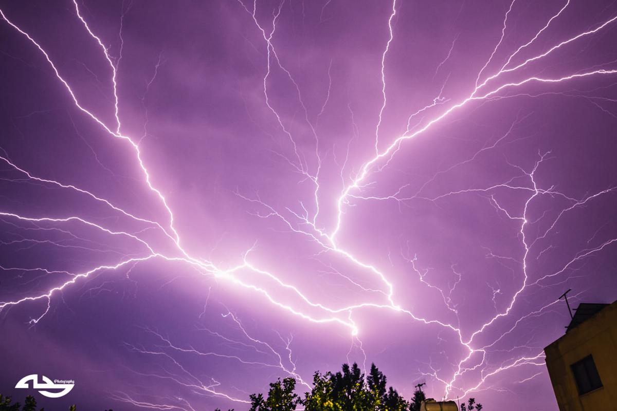 Εικόνες από τη χθεσινή καταιγίδα που φώτισε με αστραπές όλη την Κύπρο