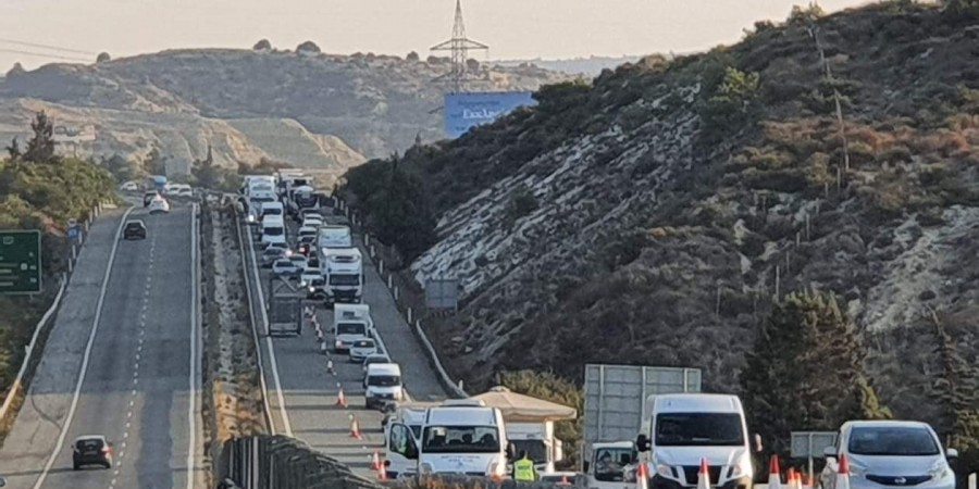 Κυκλοφοριακό κομφούζιο στα σημεία ελέγχου (ΦΩΤΟΓΡΑΦΙΕΣ)