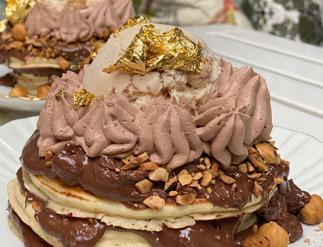 To Edem’s Yard φτιάχνει Ferrero Rocher pancakes που θα ικανοποιήσουν όλες τις λιγούρες
